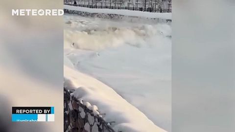 Inundación súbita tras colapsar una presa de hielo en el río Esentai, Kazajistán