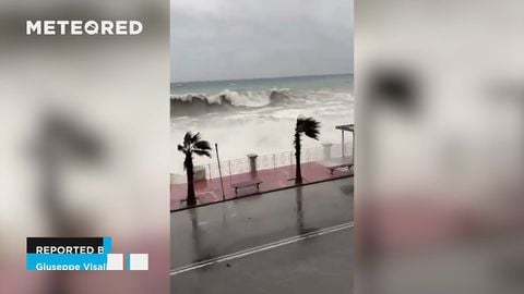 La Borrasca Harry deja olas de más de 10 metros en Sicilia, Italia