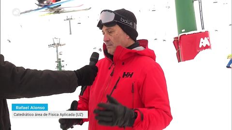 ¿Cómo se pude medir la cantidad de agua que hay en la nieve en una estación de esquí?