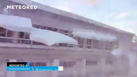 Grandes bloques de nieve caen del techo en Minamiaizu, Japón