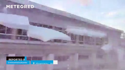 Grandi blocchi di neve cadono da un tetto a Minamiaizu, in Giappone