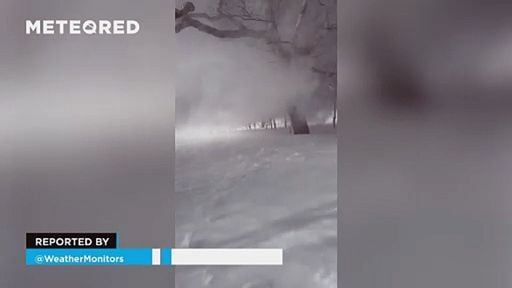 Un sorprendente vortice di neve per gli sciatori nella valle di Hakuba, in Giappone