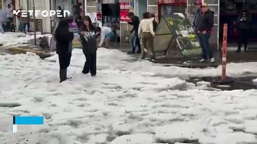 Una violenta grandinata ricopre di bianco le strade di Bogotà, in Colombia