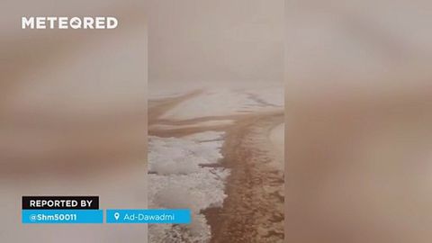 Una histórica tormenta de granizo cubre el desierto de blanco en Arabia Saudí