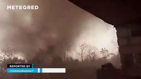 Een tornado heeft meerdere doden geëist en de stad Karanjia in India verwoest