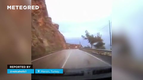 Een enorme aardverschuiving verrast een automobilist in Turkije