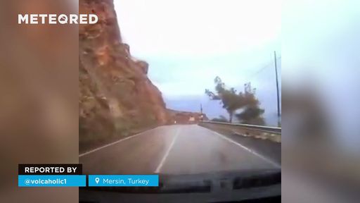 Una frana di enormi dimensioni coglie di sorpresa un automobilista in Turchia