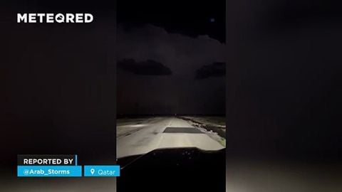Una gran tormenta eléctrica nocturna ilumina el desierto de Qatar