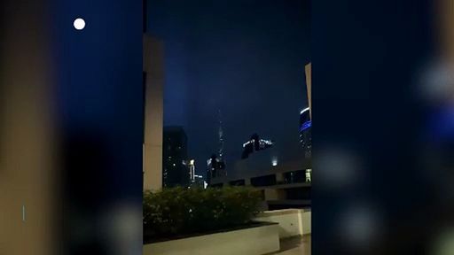 Un fulmine colpisce il Burj Khalifa a Dubai (Emirati Arabi Uniti)