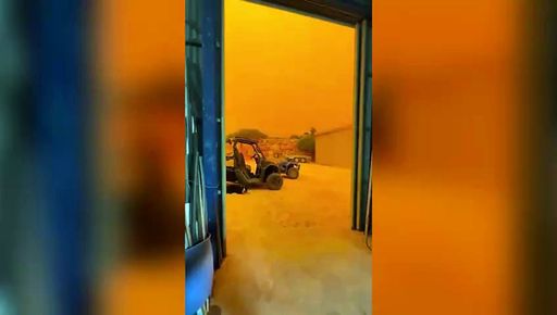 Il ciclone tropicale Narelle solleva un'enorme tempesta di sabbia nell'Australia occidentale