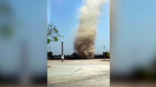 Un mulinello di polvere coglie di sorpresa gli operai di una fabbrica a Suphanburi, in Thailandia