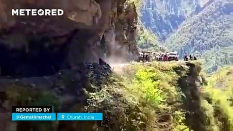 Un desprendimiento masivo de rocas destroza una carretera en Chura, India