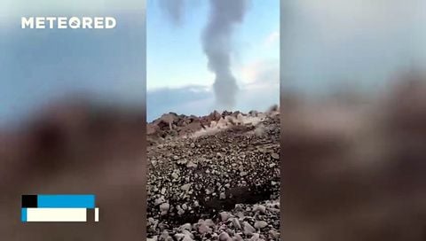 Unos turistas son sorprendidos por una erupción del volcán Santiaguito, Guatemala