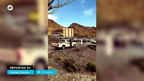 Una inundación súbita arrastra a decenas de vehículos en un barranco de Al Bahah, Arabia Saudí
