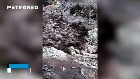 Un lahar destructivo desciende a toda velocidad por las laderas del volcán Semeru, Indonesia