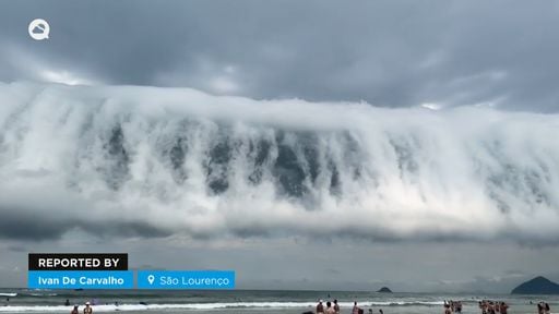 An enormous roll cloud surprised beachgoers in São Lourenço (SP), Brazil