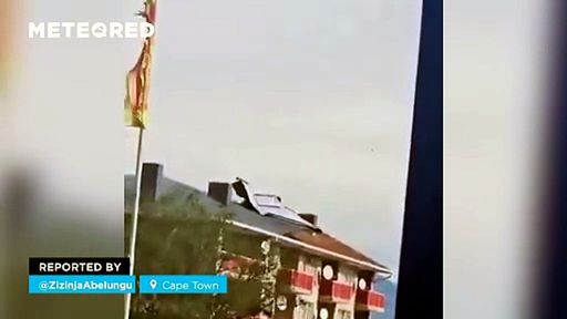 Venti fortissimi, con velocità superiori a 120 km/h, si stanno abbattendo su Città del Capo, in Sudafrica