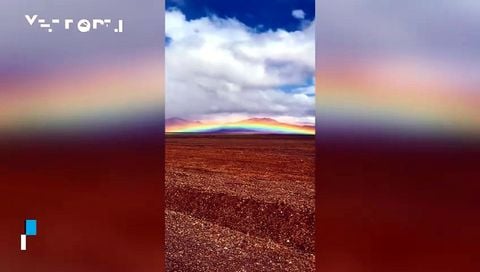 Op een hoogte van 5000 meter in Ngari, Tibet, verschijnt een vreemde en indrukwekkende regenboog
