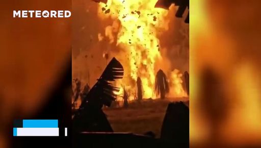 Una gran explosión de gas deja llamas de 100 metros en Lhoksukon, Indonesia