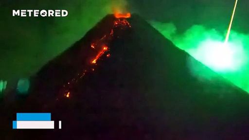 Während des Ausbruchs des Vulkans Mayon auf den Philippinen rast eine Sternschnuppe über den Himmel
