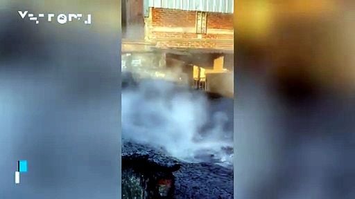 Plötzlich taucht in einem Innenhof in El Salitre (Ixtlán De Los Hervores), Mexiko, ein Geysir auf