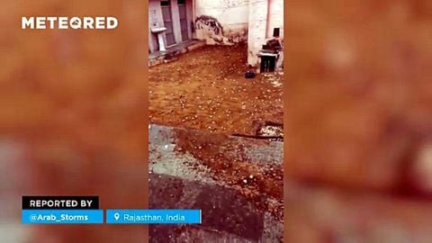 Grandes pedras de granizo causam estragos em todo o Rajastão, na Índia