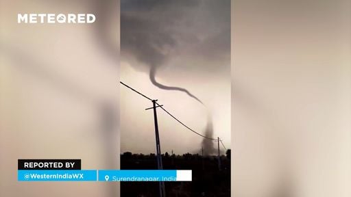 Un tornado sorprende a los vecinos de Surendranagar, India