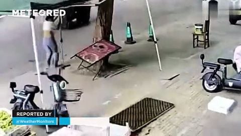 Una persona fue arrastrada por un vendaval extremo en Hengshui, China