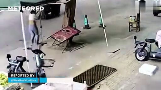 Uma pessoa foi arrastada pela correnteza durante uma tempestade de vento extrema em Hengshui, na China