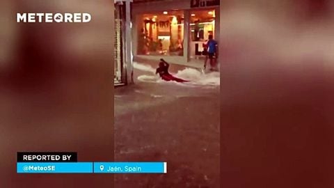 Una fuerte tormenta convierte las calles de Jaén (España) en torrentes