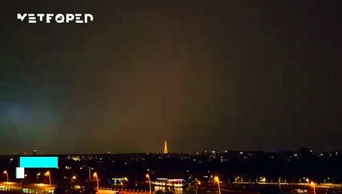 Una gran tormenta nocturna ilumina el cielo de París, Francia
