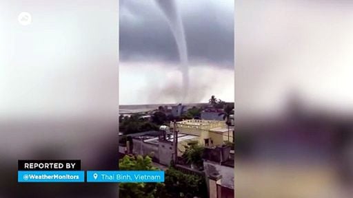 Un tornado de tipo landspout fue captado por las cámaras en Thai Binh, Vietnam