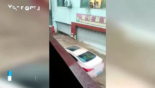 Gravi inondazioni improvvise nel Sichuan, in Cina: auto travolte dalla corrente.