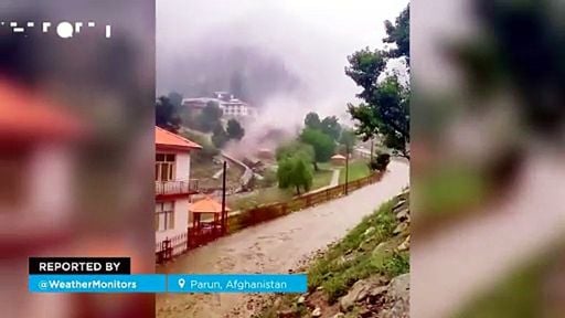 Una gigantesca frana spazza via tutto a Parun, in Afghanistan
