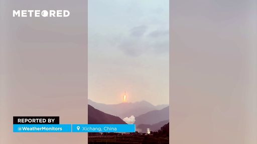 Un razzo cinese viene colpito da un fulmine poco dopo il decollo a Xichang, in Cina