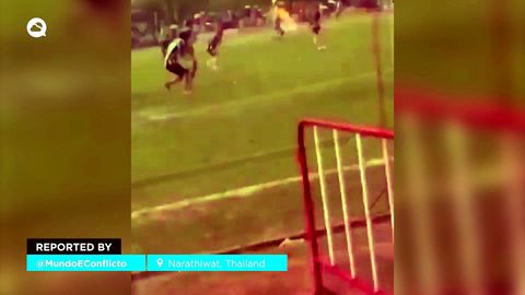 Um raio atingiu um campo de futebol em Narathiwat, Tailândia.