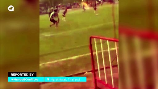 Un fulmine colpisce un campo da calcio a Narathiwat, in Thailandia.