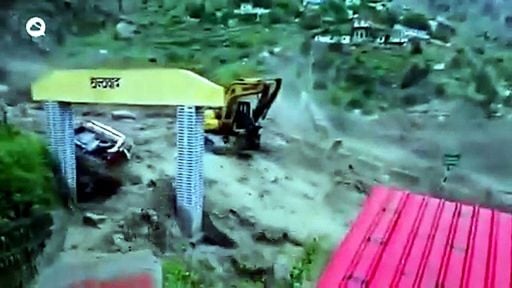 Schwere Sturzfluten nach einem Wolkenbruch in Tamak, Indien.