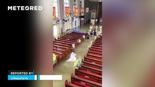 In einer überfluteten Kirche in Hagonoy, Philippinen, findet eine Hochzeit statt