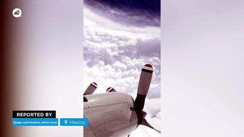 Um avião caçador de furacões da NOAA voa para o olho do devastador furacão Polo