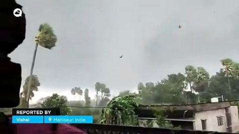 Un tornado causa estragos en la aldea de Mahisaur, India