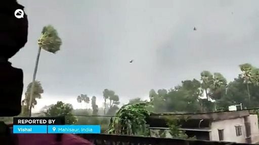 Ein Tornado richtet im Dorf Mahisaur in Indien schwere Verwüstungen an