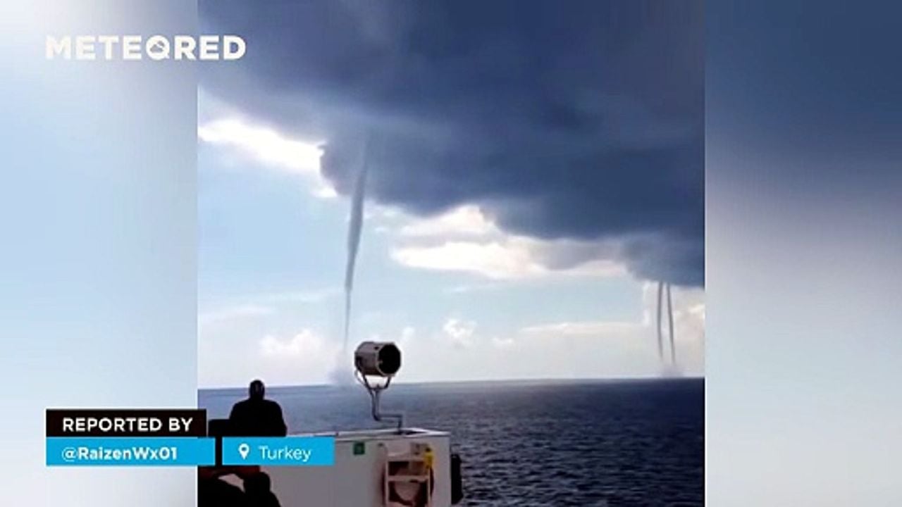 Cinco trombas marinas al mismo tiempo en el golfo de İskenderun