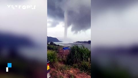 Uma grande tromba d'água desce sobre o reservatório de Yunfu (Guangdong), China.
