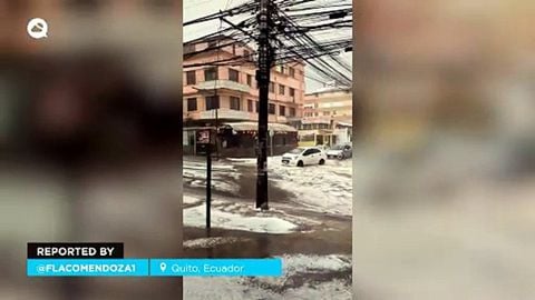 Ein heftiger Hagelsturm hüllt die Straßen von Quito, Ecuador, in weißes Wasser