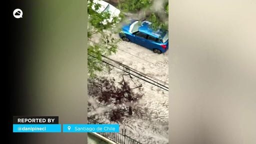 Una granizada ha provocado el caos al cubrir de blanco diversas zonas de Santiago de Chile