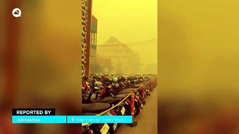 La nube de humo y ceniza procedente de los enormes incendios forestales en la isla de Kalimantan está provocando una mala calidad del aire
