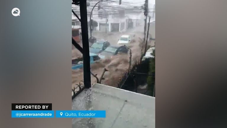 Uma tempestade trouxe chuvas extremamente fortes e uma grande tempestade de granizo para Quito, Equador