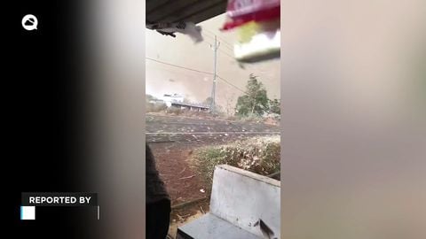 Ein tropischer Wirbelsturm hat Andhra Pradesh in den letzten Stunden getroffen und sintflutartige Regenfälle sowie Windgeschwindigkeiten von über 180 km/h mit sich gebracht