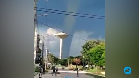 Екстраординарный водяной смерч на южном побережье Кубы